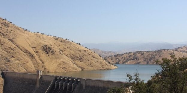 2024-06 Pine Flat Lake and Dam peak storage USACE Aerial photo of Pine Flat Dam and Reservoir showing high water level behind the dam.